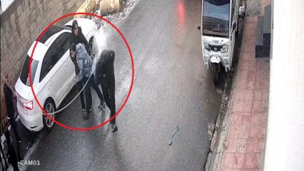 Havadan kıvılcım yağdı! Kopan elektrik teli, sokakta y&uuml;r&uuml;yen adamın &uuml;zerine d&uuml;şt&uuml;