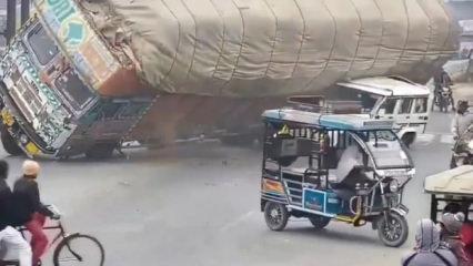 Hindistan'da korkun&ccedil; kaza! Talaş y&uuml;kl&uuml; kamyon aracın &uuml;zerine devrildi