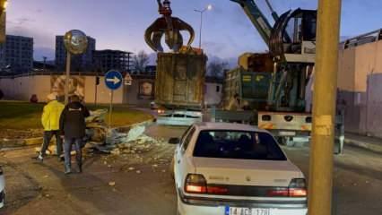 Kamyonun üzerindeki yükler alt geçidi geçemedi! Trafik kilitlendi