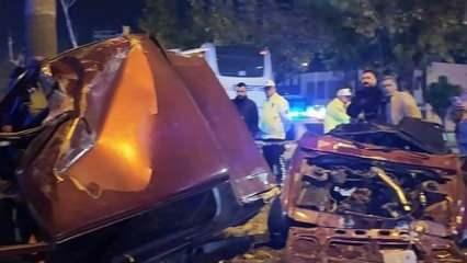 Refüjdeki direğe çarpan otomobil ikiye bölündü: 1 ölü, 2 yaralı