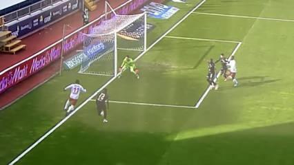 S&uuml;per Lig'de tartışmalı pozisyon! Top &ccedil;izgiyi ge&ccedil;ti mi?