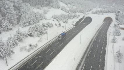 Ulaşımda 'kar ve tipi' alarmı: Bir&ccedil;ok yol kapandı, ara&ccedil;lar kara g&ouml;m&uuml;ld&uuml;!