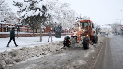Kar yolları kapadı! 17 ilde binlerce yerleşim yerine ulaşım yok: Ekipler sahada