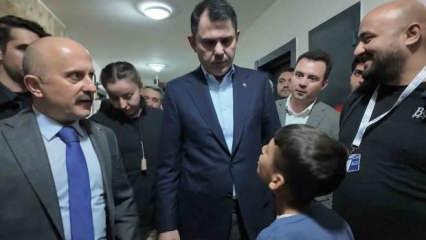 Bakan Kurum, depremzede Hüseyin'e verdiği halı saha sözünü tuttu