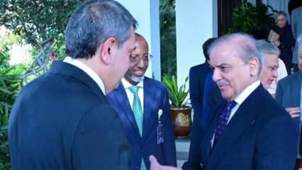 Bakan Tekin, Pakistan Başbakanı Şahbaz Şerif ile bir araya geldi
