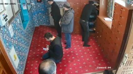 Karaköy’de camide namaz kılıyor gibi yapıp ayakkabı çalan hırsız kamerada