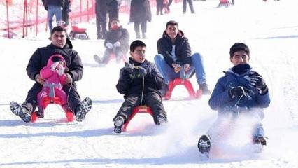 Palandöken'e gelen turistler, güneşli havada kayak yapmanın keyfini çıkardı