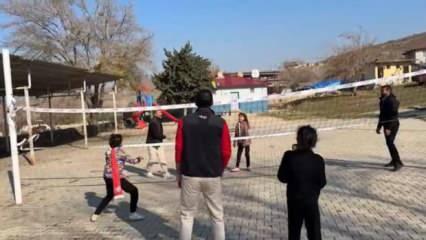 Soğan torbasından voleybol sahasına! Miniklerin hayali gerçek oldu