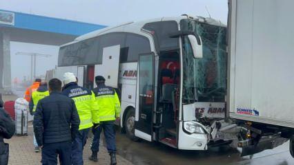 Yolcu otobüsü, önündeki TIR'a çarptı: 8 yaralı