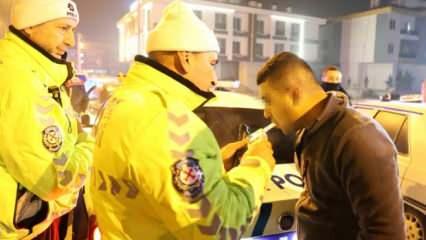 Alkollü sürücü yakalanınca polis ekiplerini kırdı geçirdi!