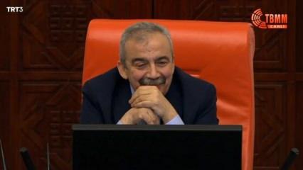 CHP kırmızı kart gösterdi, Sırrı Süreyya Önder gülmemek için kendisini zor tuttu