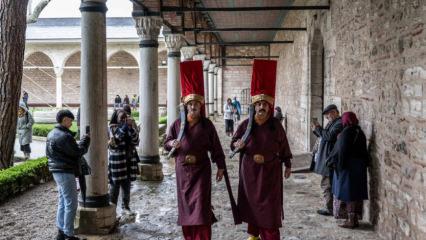 Topkapı Sarayı’nda yeniden: Jandarmalar 'silahtar' kıyafetiyle nöbet tutuyor!