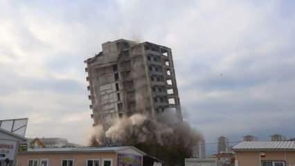 14 katlı bina yerle bir oldu! Deprem etkisi yaşatan anlar