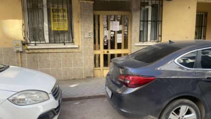 Apartman kapısına yapıştırılan 'hırsız savar yazı' dikkat çekti 