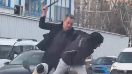 Eyüpsultan'da otomobil sürücüsü kendisine saldıran motosikletliyi copla dövdü
