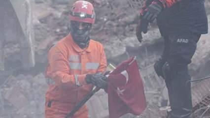 Konya'da çöken binanın enkazından Türk bayrağı çıkarıldı