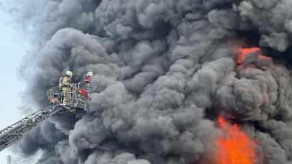 &Ccedil;ekmek&ouml;y'de lastik fabrikasında yangın! Dumanlar g&ouml;ky&uuml;z&uuml;n&uuml; kapladı