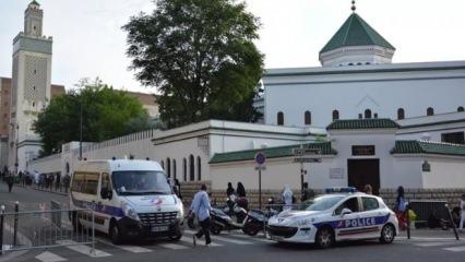 Fransa'da alçak saldırı: Cami kapısına domuz kafası çizildi