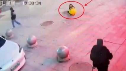 Kanalizasyona havai fişek attı, 10 metre havaya u&ccedil;tu! Feci olay kamerada