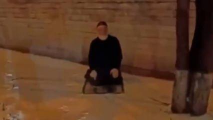 Rusya'da ibadet molası... Yolculardan izin alan şoför namazını kıldı