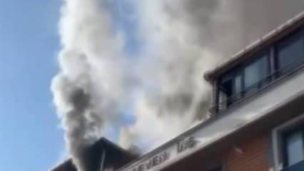 Sancaktepe'de dört katlı binanın çatı katı yandı