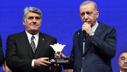 Cumhurbaşkanı Erdoğan'dan Beşiktaş Başkanı Adalı'ya plaket!