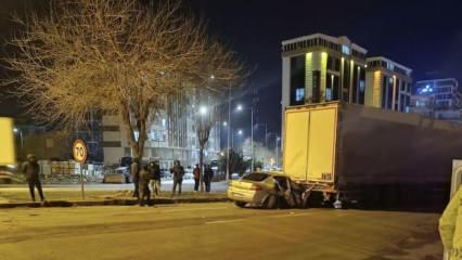 Otomobil tıra ok gibi saplandı