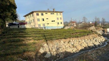 Rize'de bahçesinde çökmeler olan okulda eğitime ara verildi