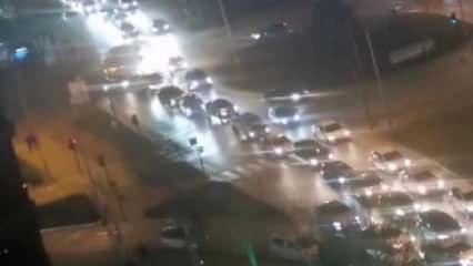 Trafik magandaları, asker eğlencesi adı altına yolu kesip halay çektiler!