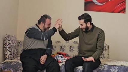 Adana'nın Feke ilçesinde down sendromlu genç, umreden dönen imamını kapısında bekledi