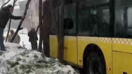 Başakşehir’de kar nedeniyle yolda kalan İETT otobüsü kayarak ağaca çarptı