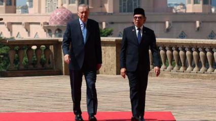 Başkan Erdoğan Malezya'da resmi törenle karşılandı! Dikkat çeken anlar