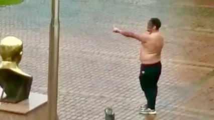 Elinde kesici aletle yarı çıplak… Sözünü tutmayan CHP’li başkana protesto