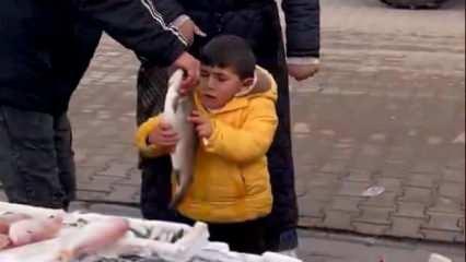 Gönül almak iyidir... Ağlayan çocuğa balık hediye ettiler