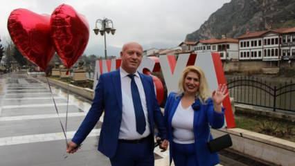 Kız isteme gününden beri aynı giyiniyorlar! Aşkımızı taze tutmaya çalışıyoruz