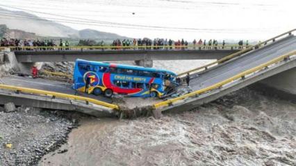 Peru'da köprü çöktü! Otobüs ve otomobil nehre düştü