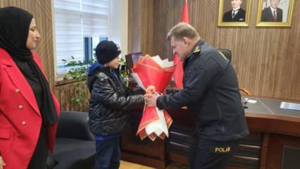 Polise atkı ve bere veren çocuk, emniyet müdürü tarafından ağırlandı