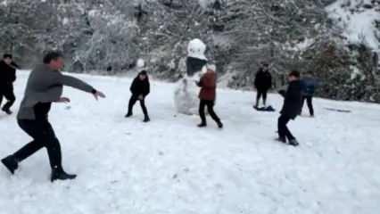 Başkan Ali Tombaş gençlerle kar topu oynadı: Dostluk kazandı