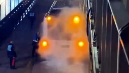 Avcılar'da metrobüsün motorunda korkutan yangın 