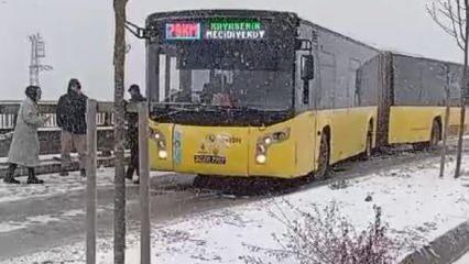 İstanbul'da kar başladı: İETT otobüsü yolda kaldı!