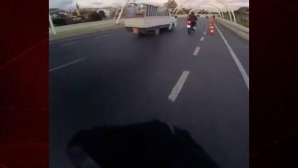 İstanbul’da kamyonet sürücüsü motosikletliyi kovaladı, kılıç çekti