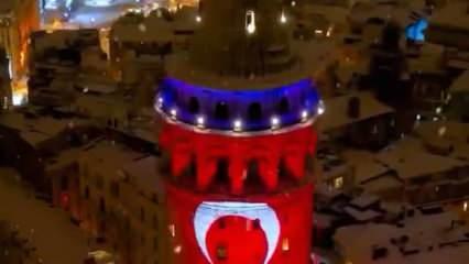 Kar manzarası eşliğinde Galata Kulesi'ne Türk Bayrağı yansıtıldı