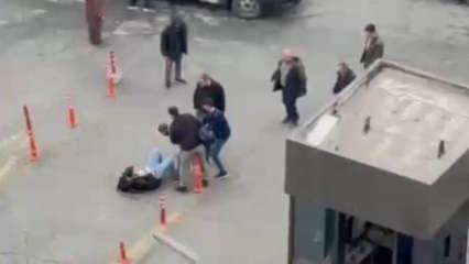 Küçükçekmece'de minibüs şoförünün yolcusunu darp ettiği anlar kamerada