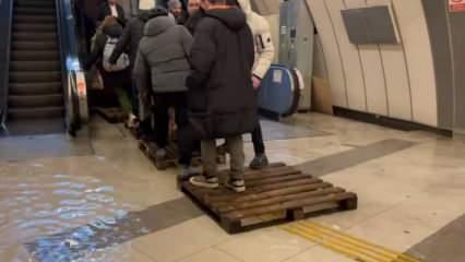 Metrobüs alt geçidi su bastı: Vatandaş suların içinde kaldı