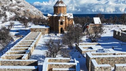 Van Gölü’nden tekne yolculuğuyla ulaşılabiliyor! Beyaz örtüsüyle büyülüyor