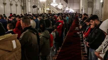 50 yıl sonra ilk kez Esad’a dua edilmeden teravih namazı kılındı