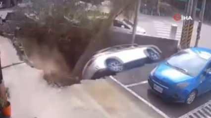  Çöken yol park halindeki aracı yuttu! Yer yarıldı yerin dibine girdi!