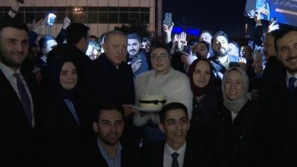 Cumhurbaşkanı Erdoğan'a gençlerden doğum günü sürprizi