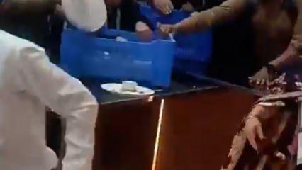 Dünyanın en büyük yatırımcı forumunda bedava yemek için birbirine girdi