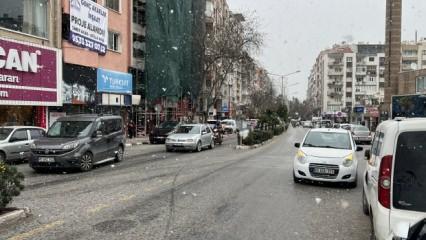 Şehre yıllar sonra ilk kez kar yağdı! Sevinçleri kısa sürdü